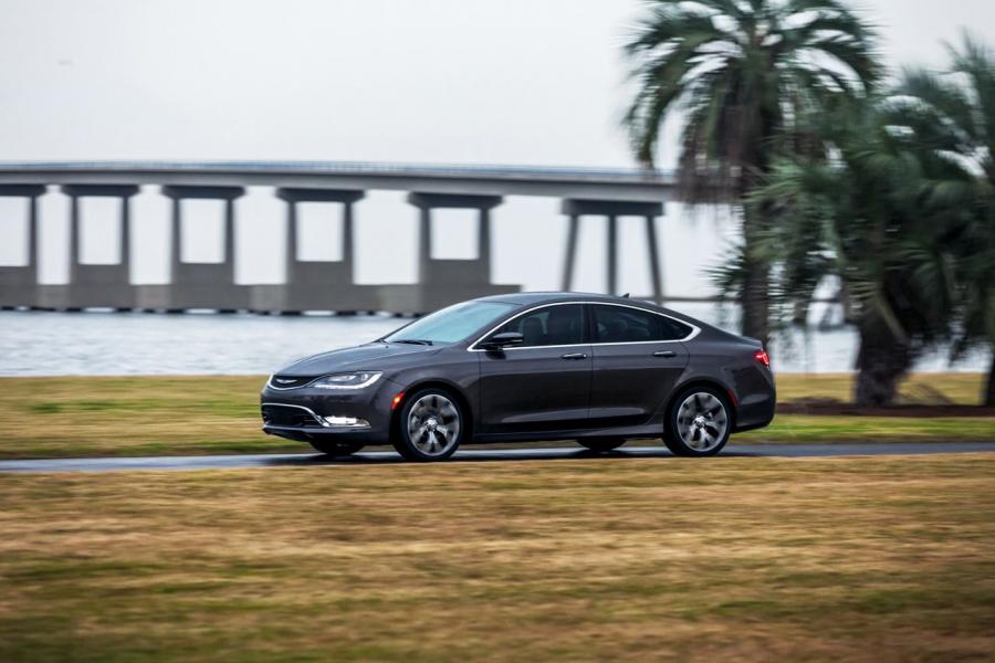  Chrysler 200 2015 года  (фото 5 из 207)